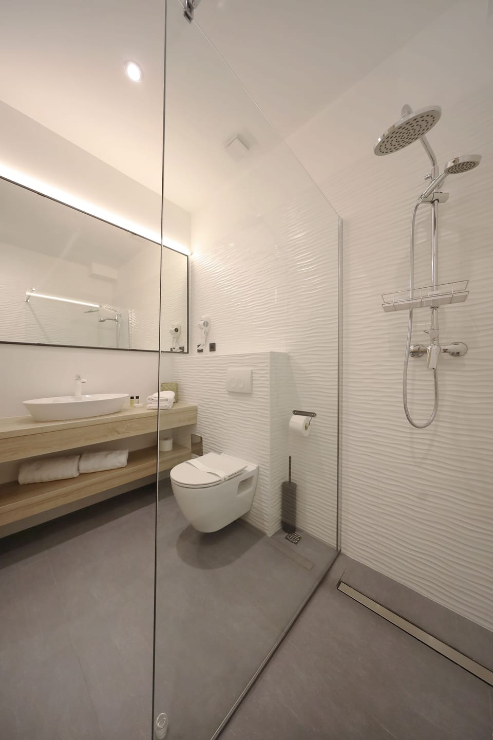 Standard Double Room | Bathroom | Shower, free toiletries, hair dryer, bathrobes