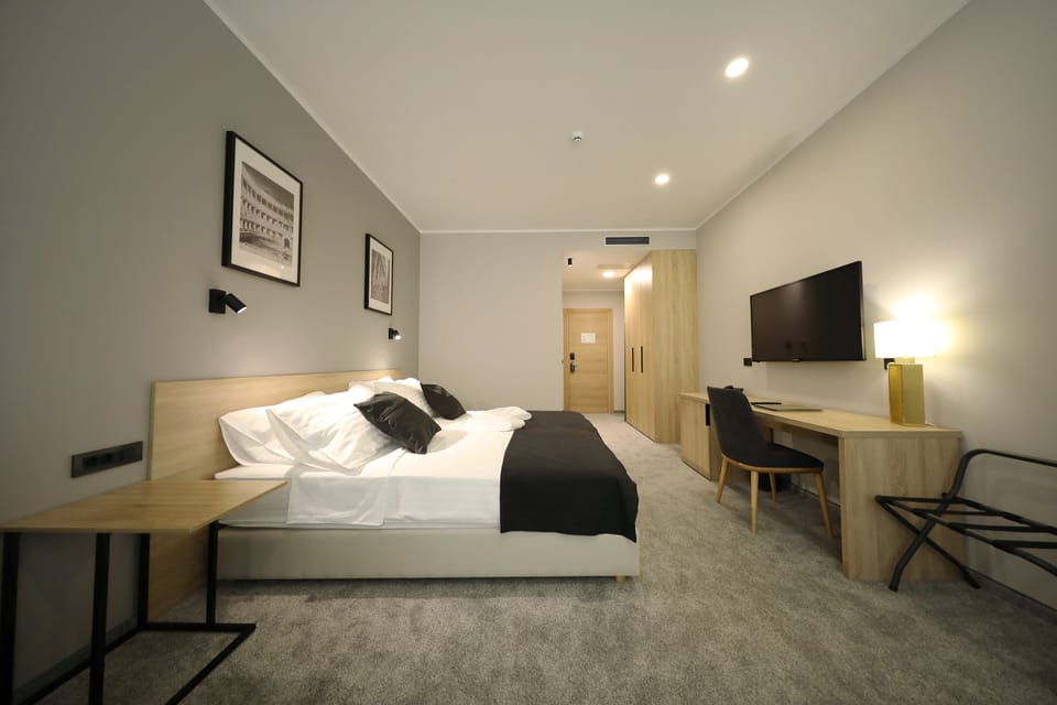 Deluxe Double Room | Minibar, in-room safe, desk, soundproofing
