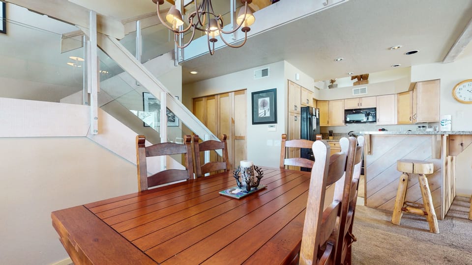 Condo, 2 Bedrooms | Dining