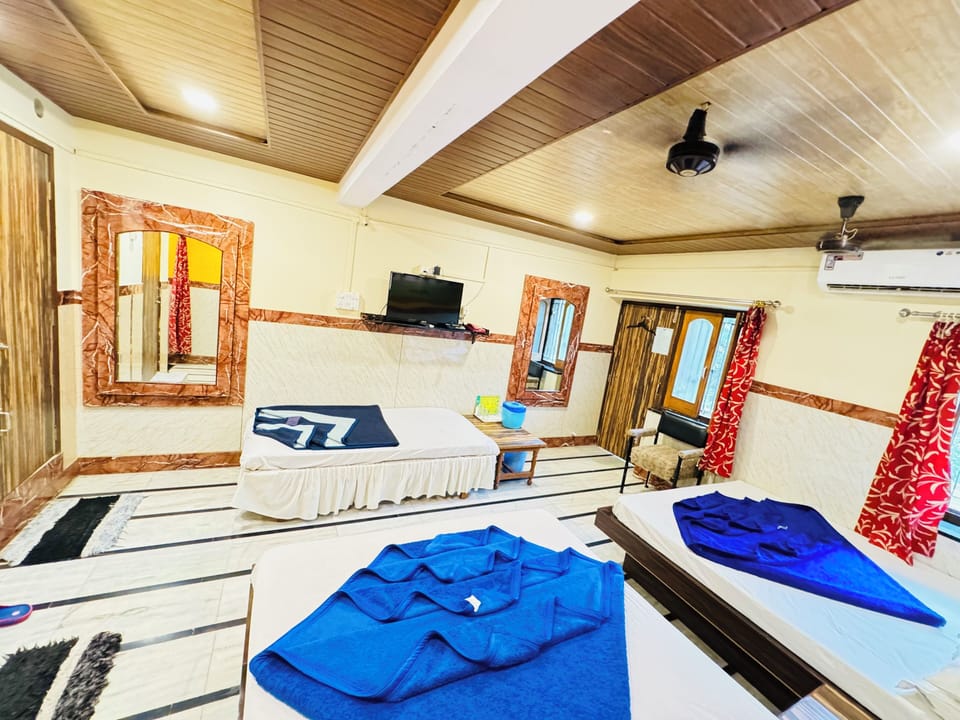 Family Room | Premium bedding, down comforters, in-room safe, desk