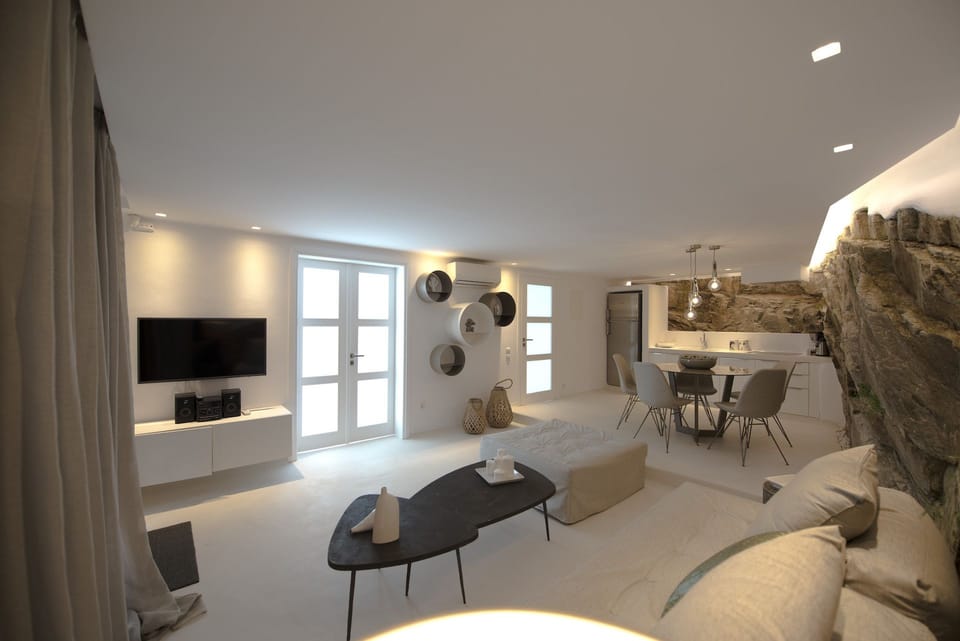 Deluxe Suite | Living area | Flat-screen TV
