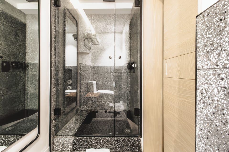 Habitáculo | Bathroom | Shower, eco-friendly toiletries, hair dryer, slippers