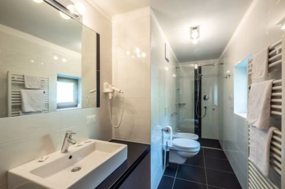 Family Room (Lärche) | Bathroom | Shower, free toiletries, hair dryer, towels