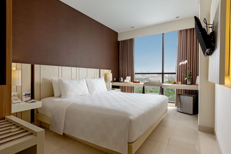 Deluxe Room, 1 King Bed | In-room safe, desk, WiFi (free), bed sheets