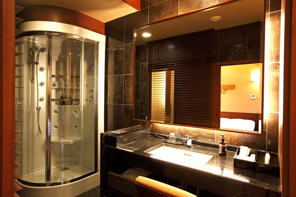 Single Room A with Double Bed & Shower Booth | Bathroom shower