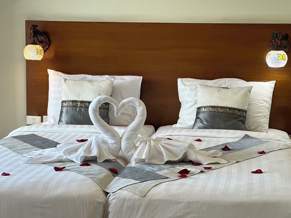 Deluxe Twin Room | Premium bedding, minibar (free items), in-room safe, desk