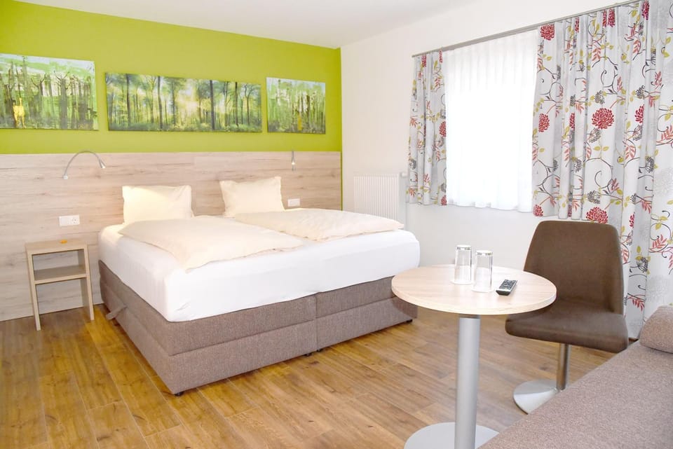 Minibar, in-room safe, rollaway beds, WiFi (free)
