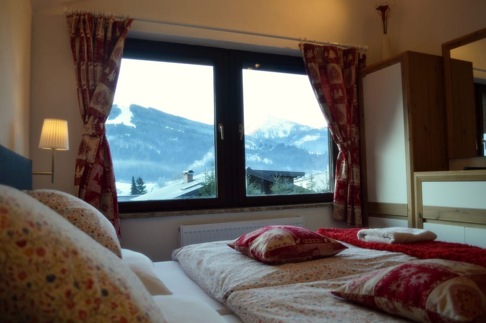 Traditional Double or Twin Room, Mountain View | Individually decorated, individually furnished, blackout drapes
