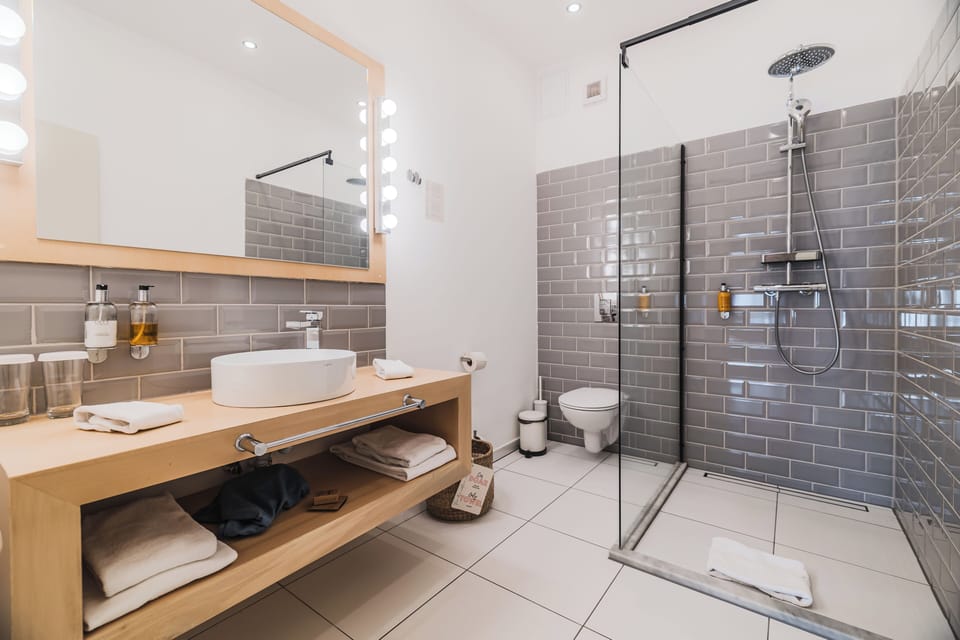 Junior Studio Suite | Bathroom | Shower, free toiletries, hair dryer, slippers