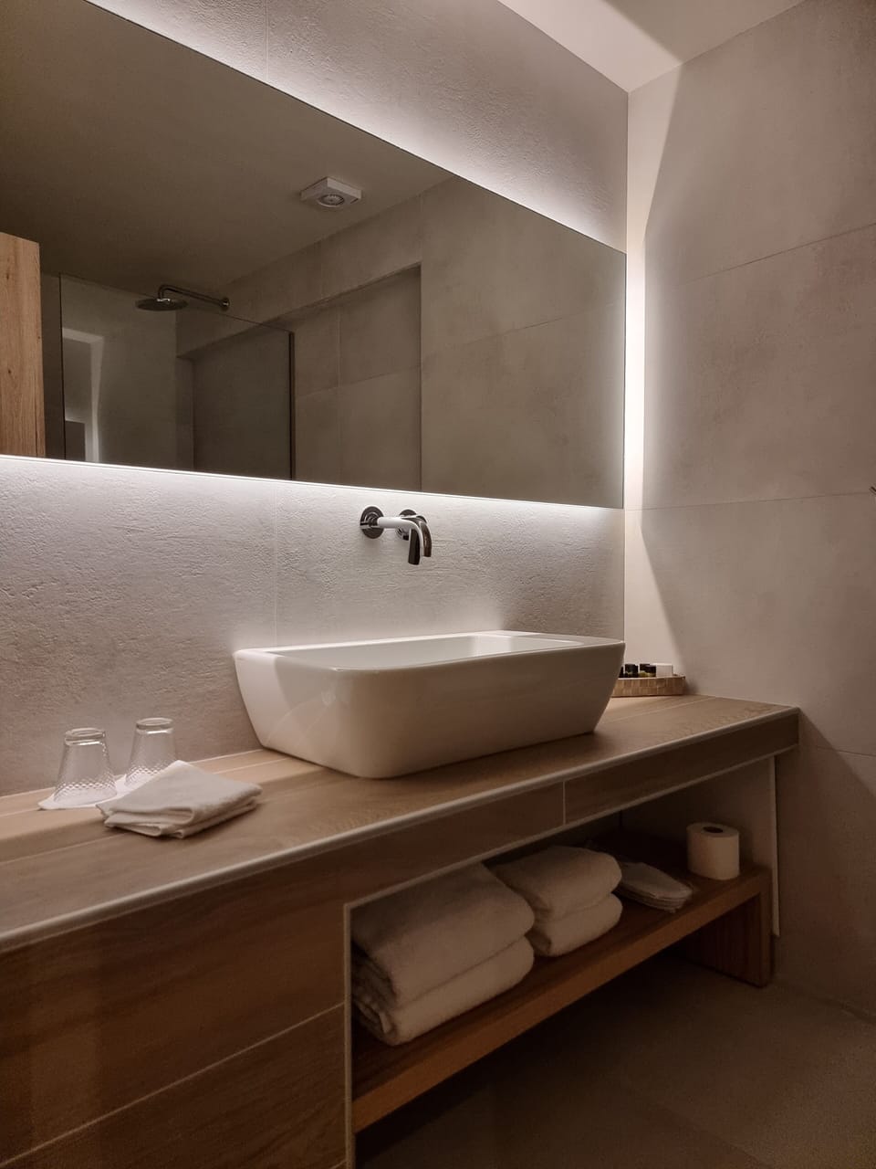 Grand Studio Suite | Bathroom | Shower, free toiletries, hair dryer, bathrobes