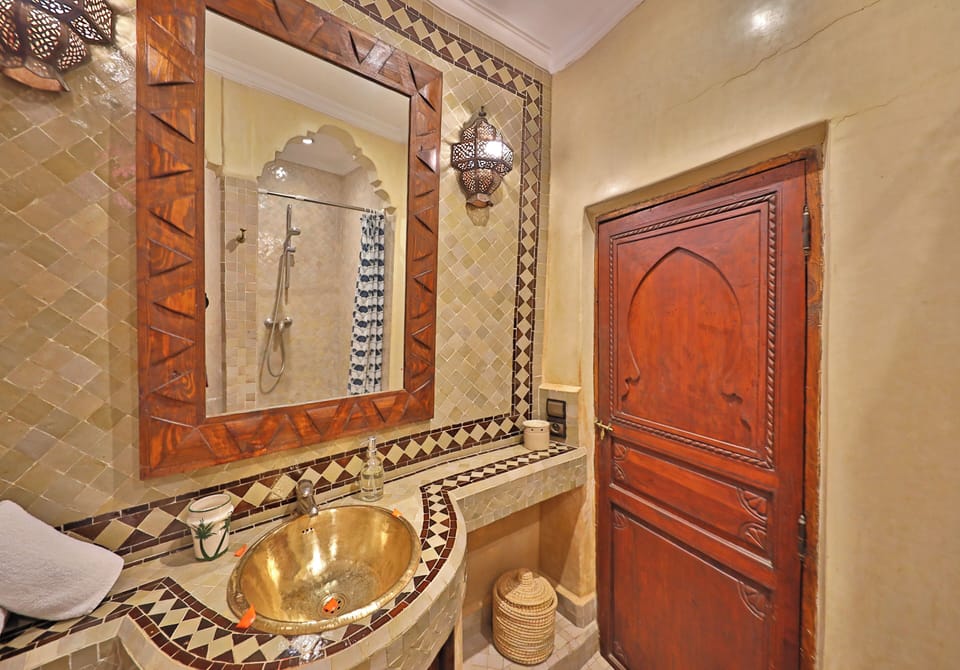 Standard Double Room | Bathroom sink