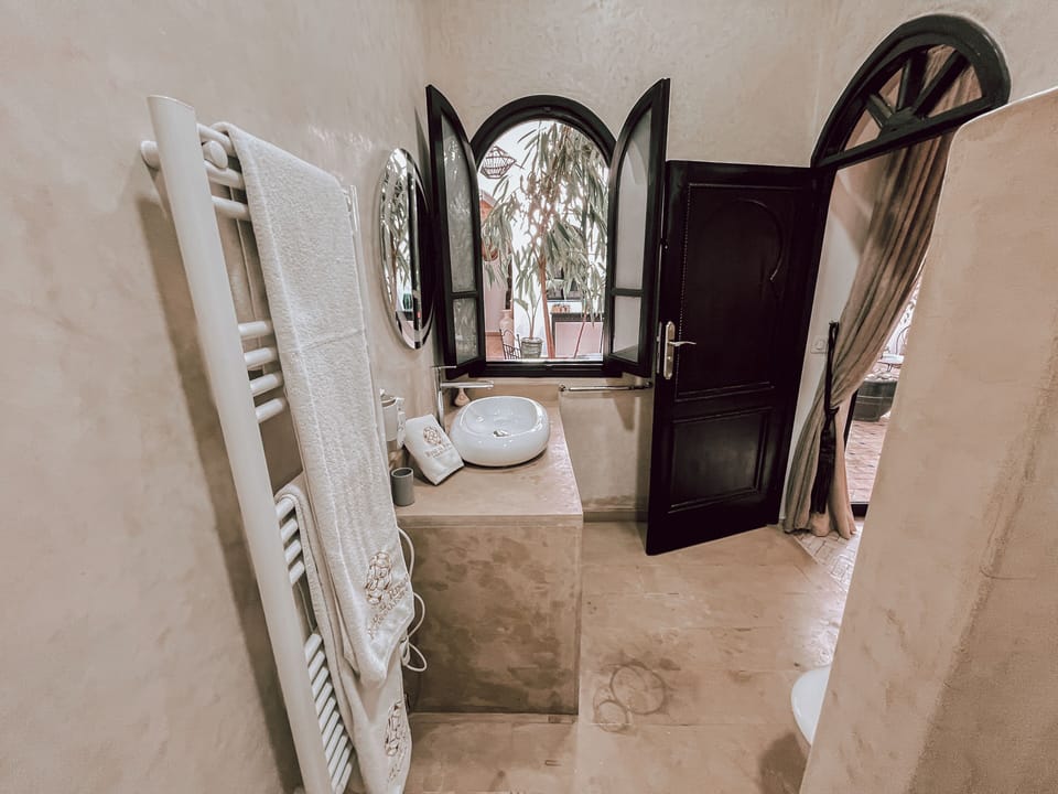 Superior Double Room | Bathroom | Free toiletries, hair dryer, towels