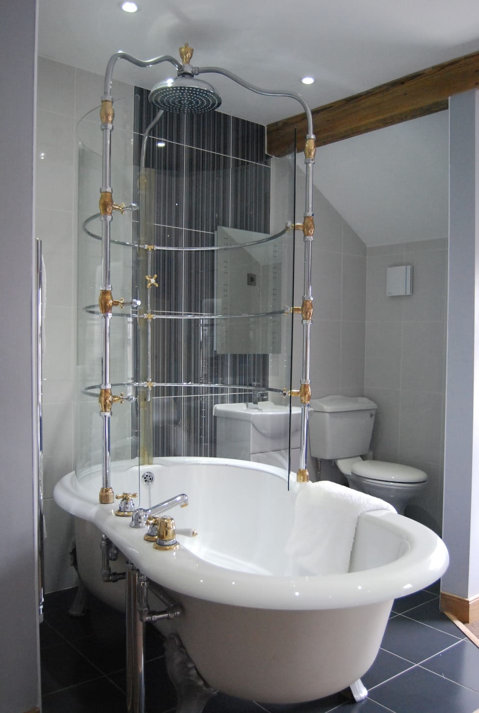 Combined shower/tub, towels