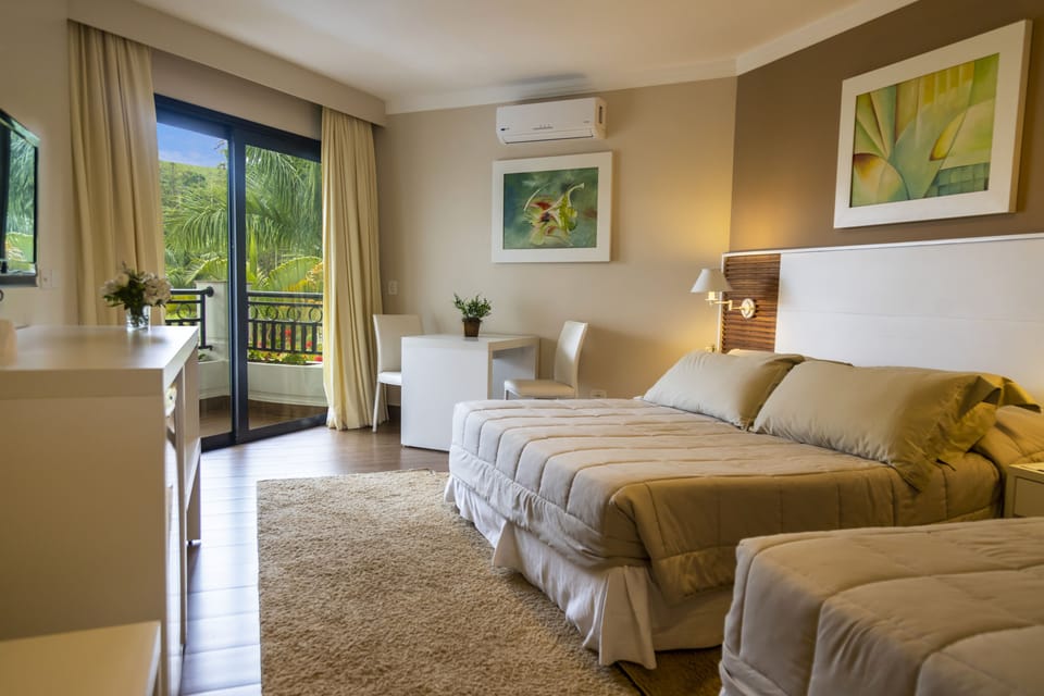 Minibar, in-room safe, blackout drapes, WiFi (free)