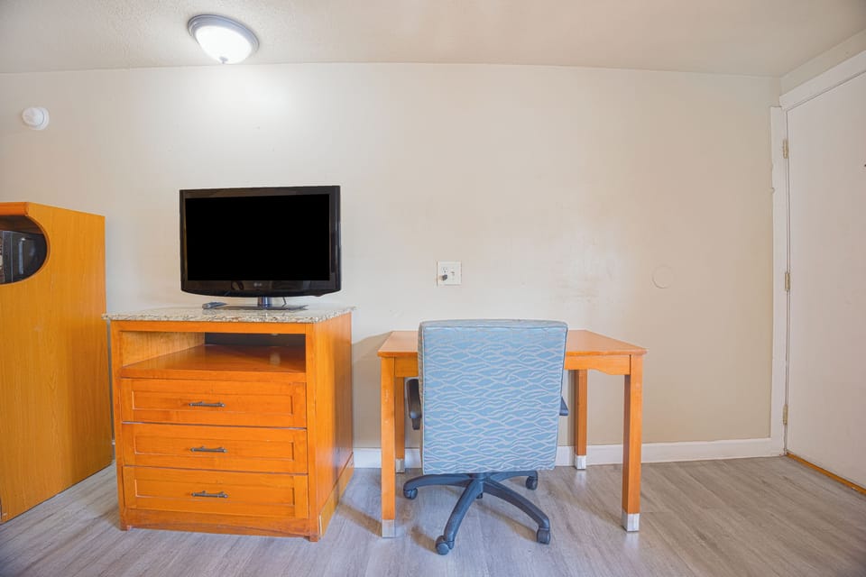 Standard Room, 1 King Bed, Non Smoking | Desk, blackout drapes, soundproofing, WiFi (free)
