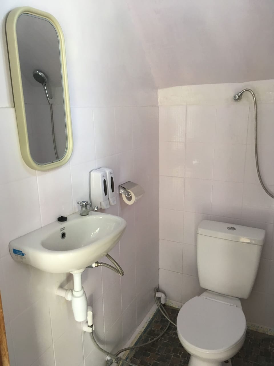Shower, free toiletries, towels