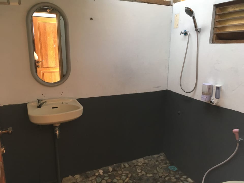 Standard Triple Room, Multiple Beds | Bathroom | Shower, free toiletries, towels