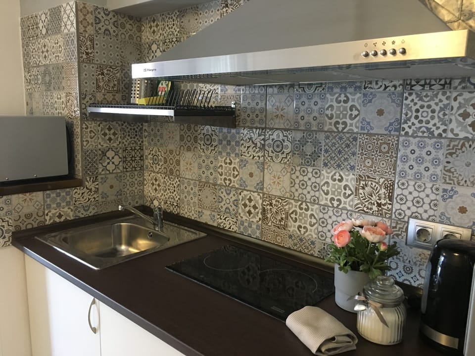 Comfort Chalet, Kitchen, Ground Floor | Private kitchen | Coffee/tea maker, electric kettle