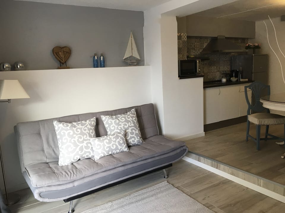 Comfort Chalet, Kitchen, Ground Floor | Living area