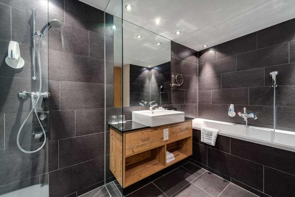 Suite | Bathroom | Free toiletries, hair dryer, bathrobes, slippers