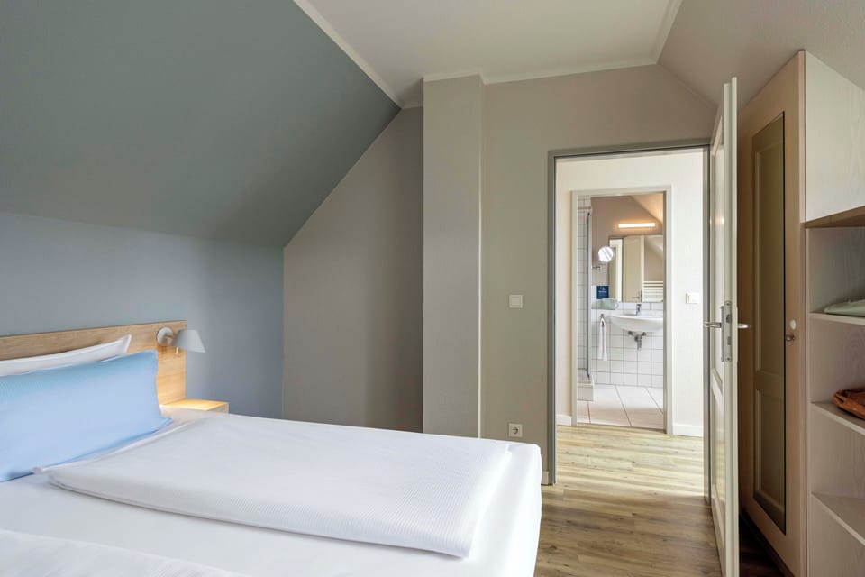 Hypo-allergenic bedding, in-room safe, blackout drapes