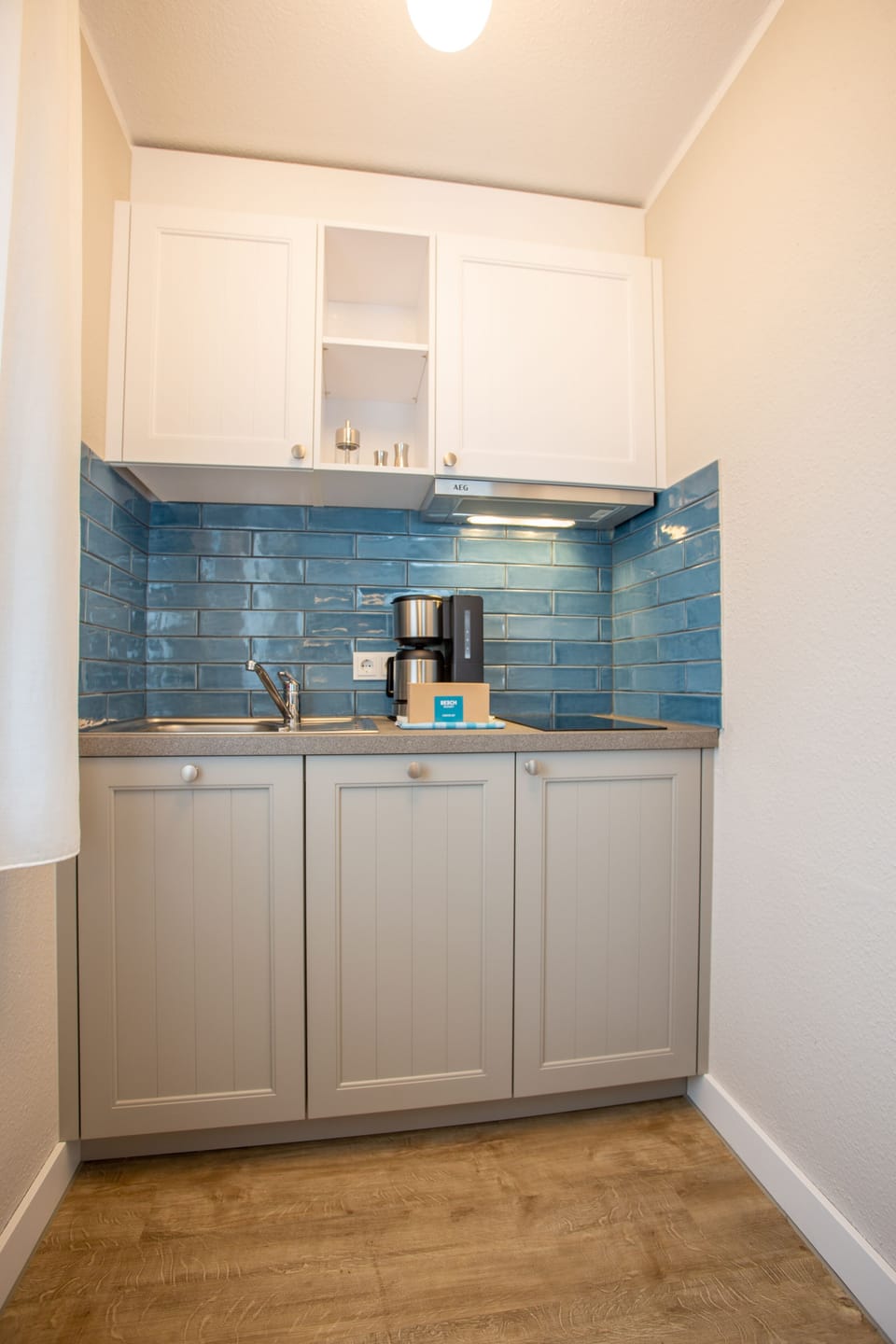 Veranda Apartment | Private kitchen | Full-size fridge, microwave, oven, stovetop