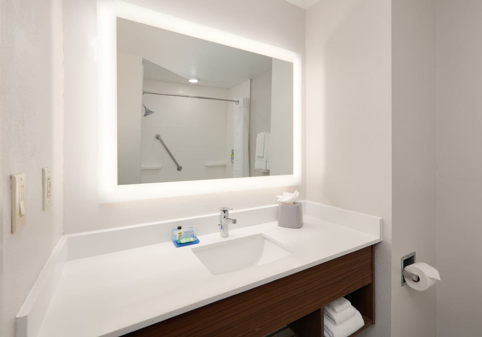 Combined shower/tub, deep soaking tub, hydromassage showerhead