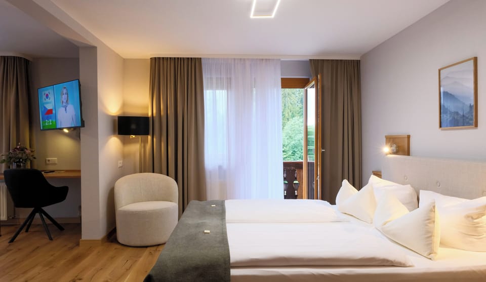 Comfort Double Room | Hypo-allergenic bedding, minibar, in-room safe, individually decorated