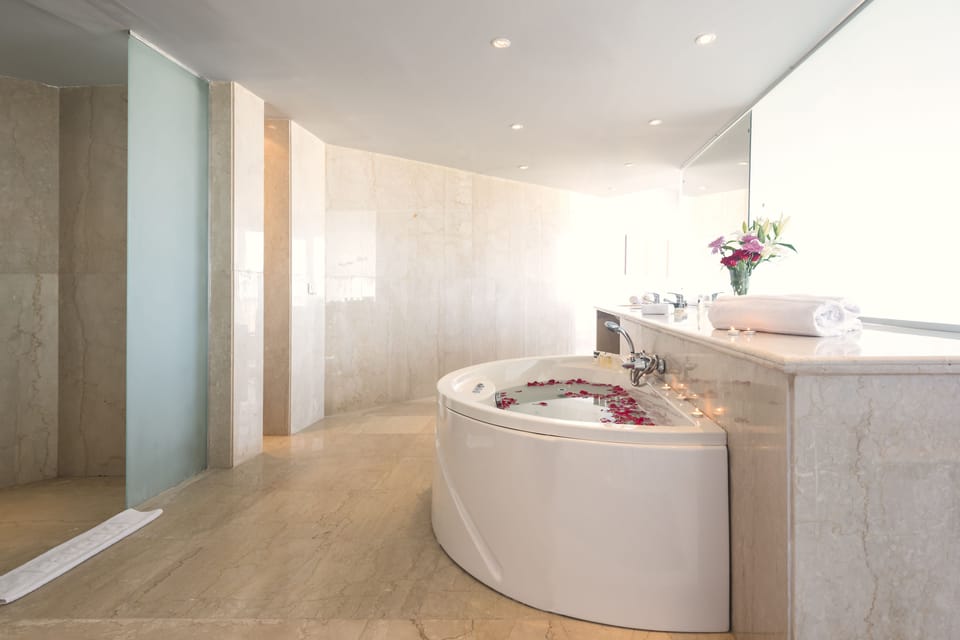 Deep soaking bathtub