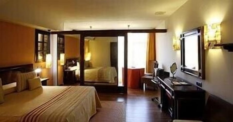 Triple Room | Minibar, in-room safe, desk, free cribs/infant beds