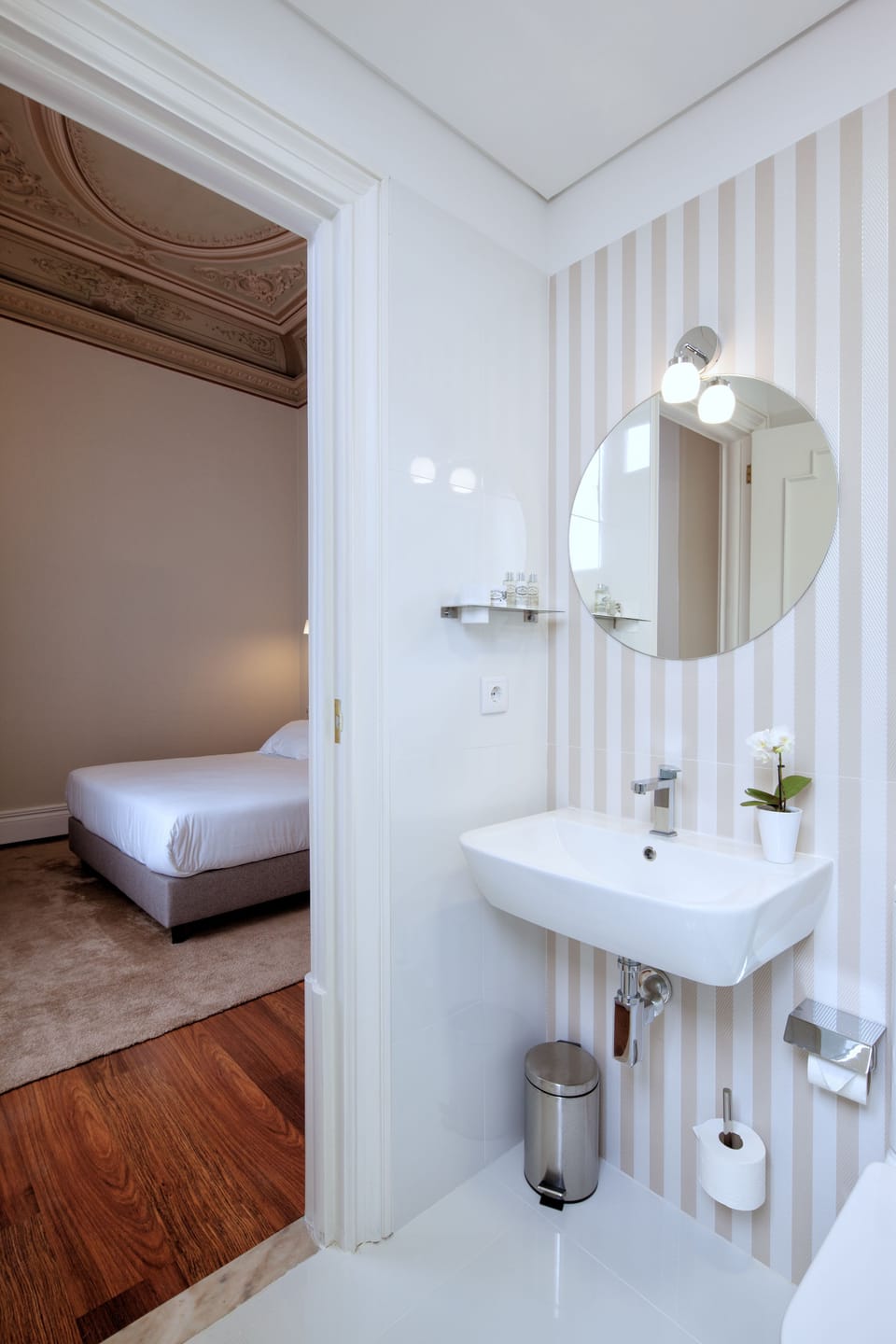 Deluxe Double or Twin Room, 1 Bedroom | Bathroom sink