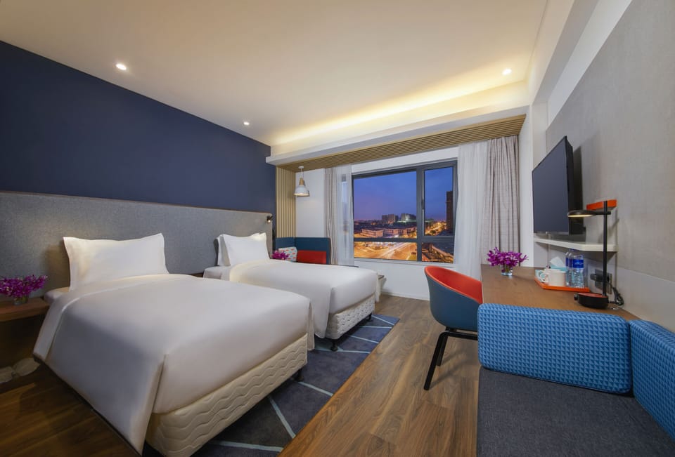 Standard Room, 2 Twin Beds | 1 bedroom, minibar, in-room safe, desk