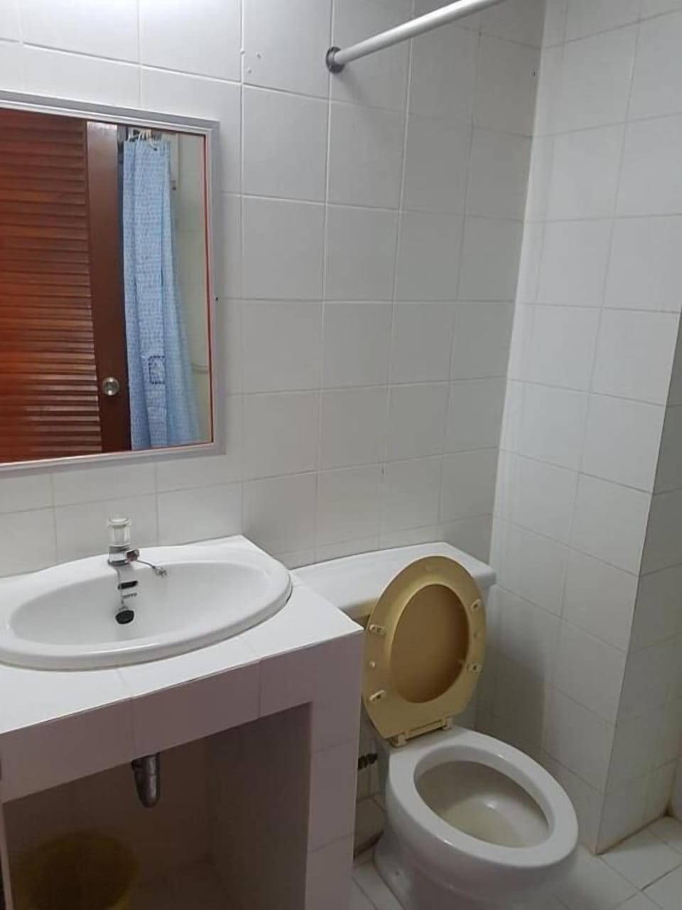 Shower, free toiletries, towels