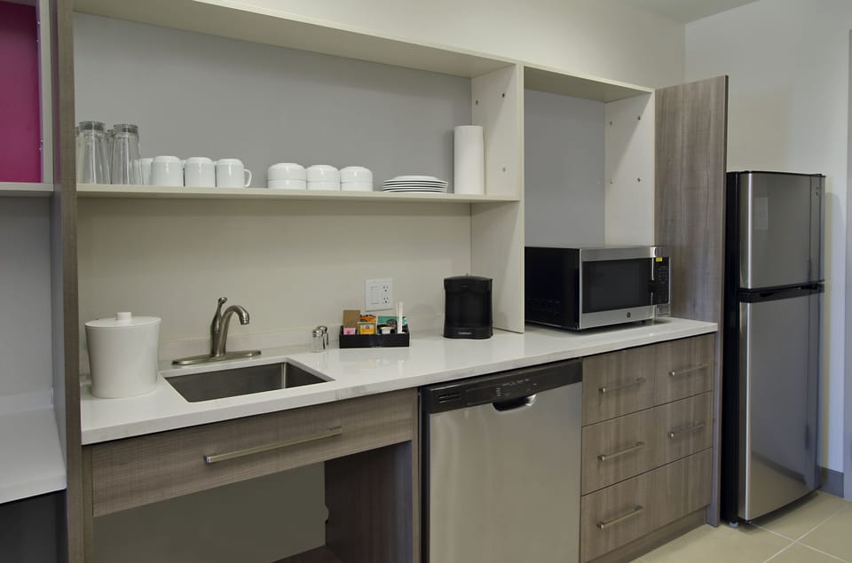 Coffee/tea maker, full-size fridge, microwave, dishwasher