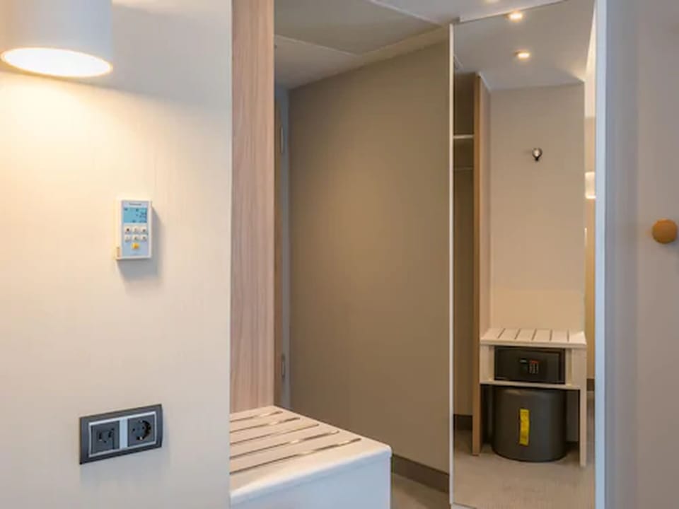 Standard Room | In-room safe, desk, blackout drapes, soundproofing