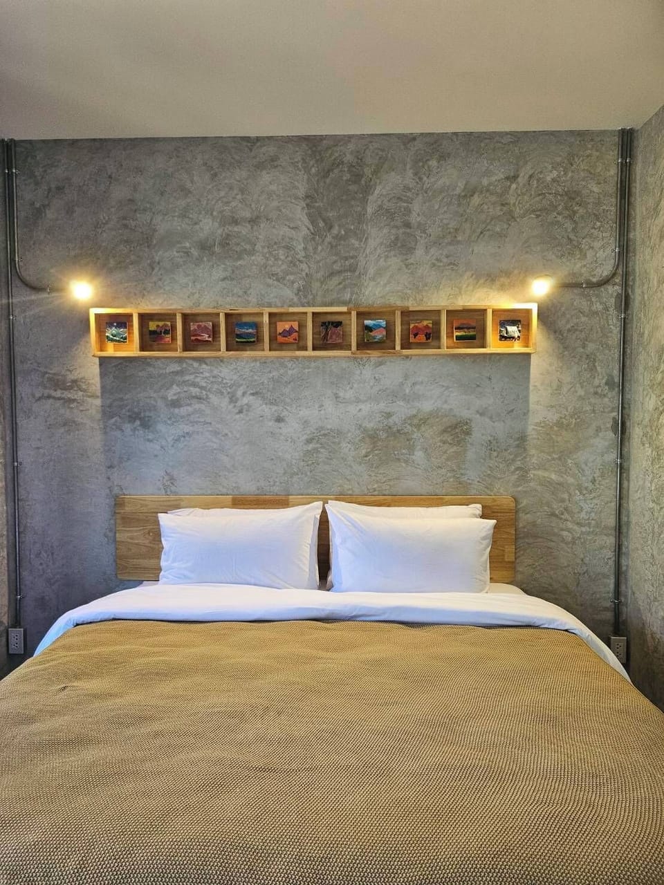 Double Room, 1 King Bed | Minibar, individually decorated, individually furnished, desk