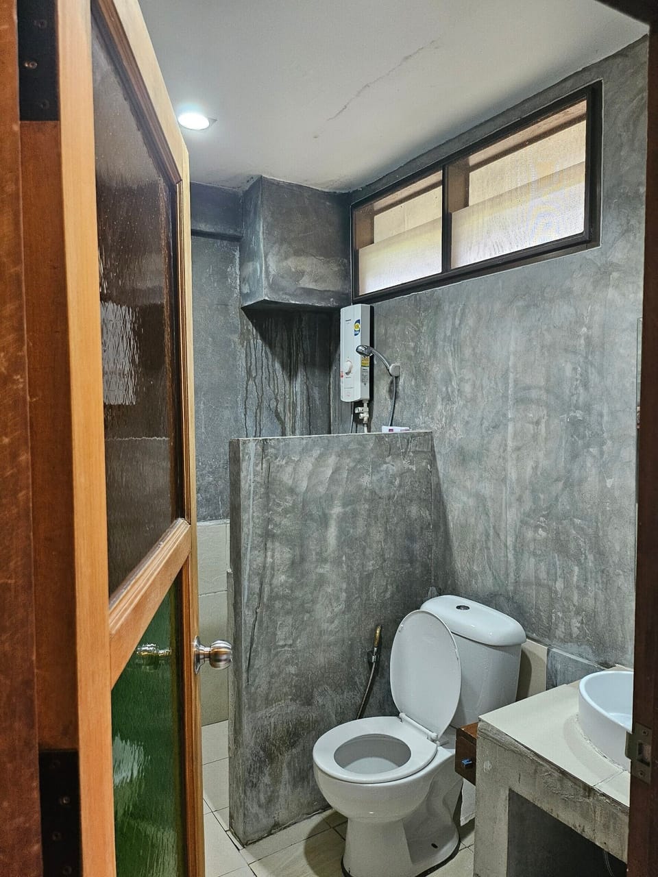 Shower, rainfall showerhead, free toiletries, towels