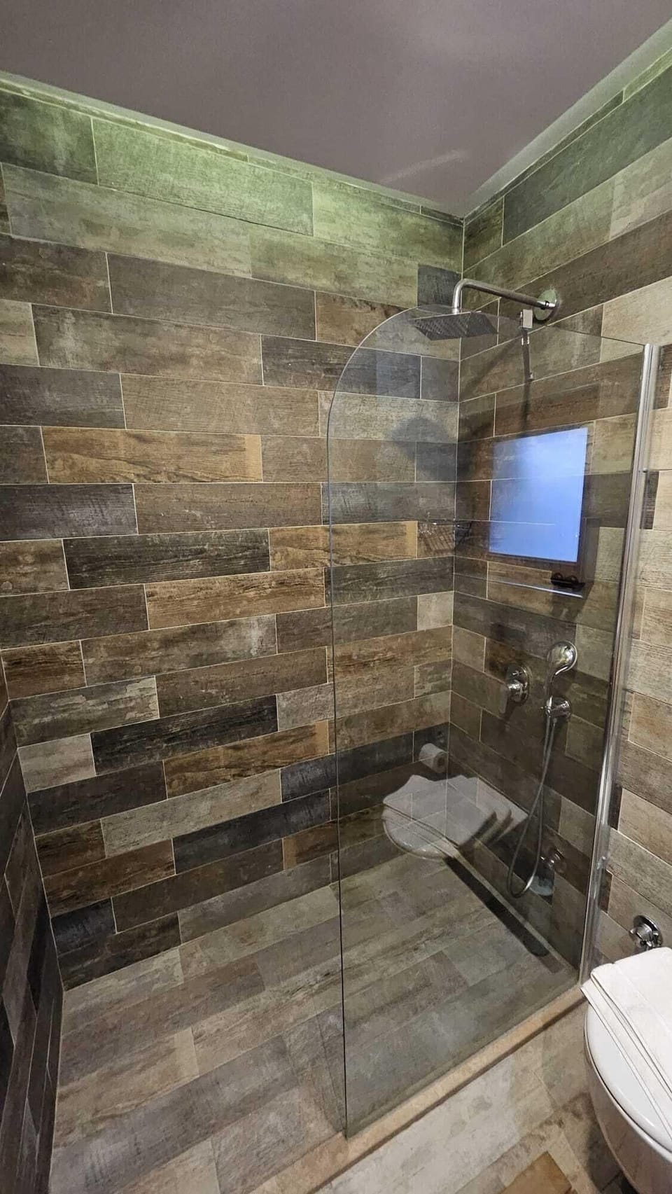 Double or Twin Room | Bathroom | Shower, hydromassage showerhead, free toiletries, hair dryer