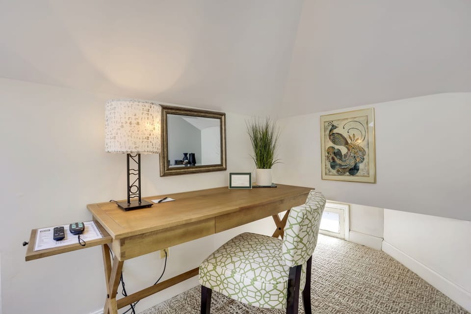 Classic Room, 1 Queen Bed, Non Smoking, Private Bathroom | Premium bedding, individually decorated, individually furnished, desk
