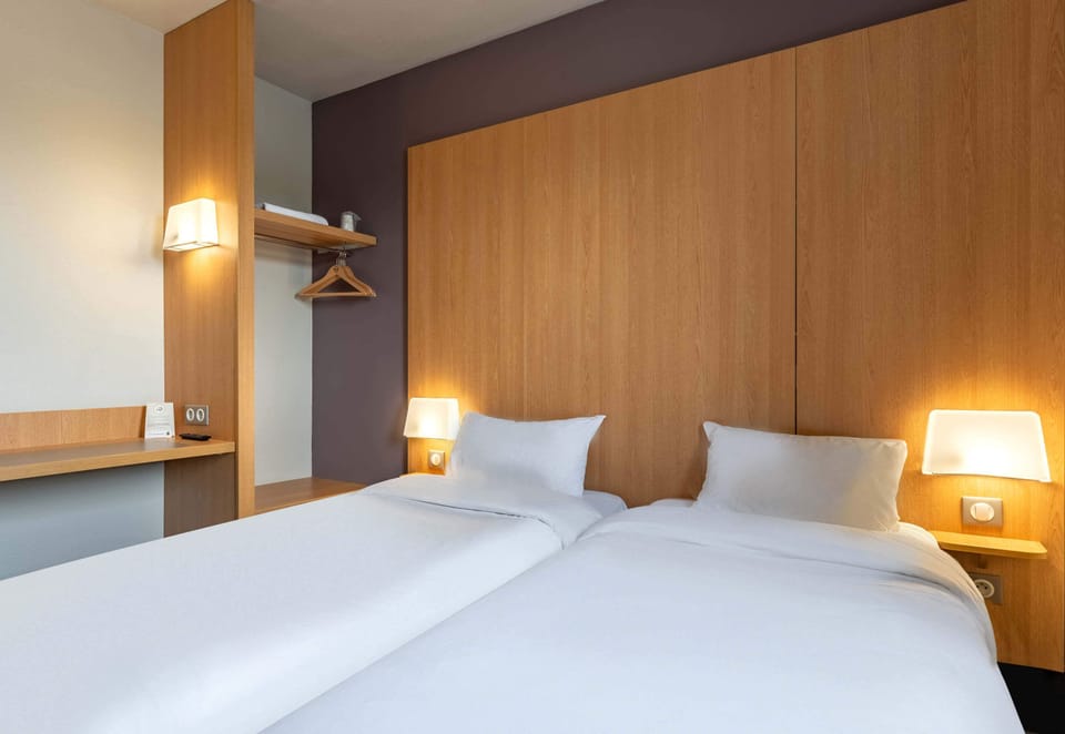 Twin Room, Non Smoking | Desk, soundproofing, free cribs/infant beds, free WiFi