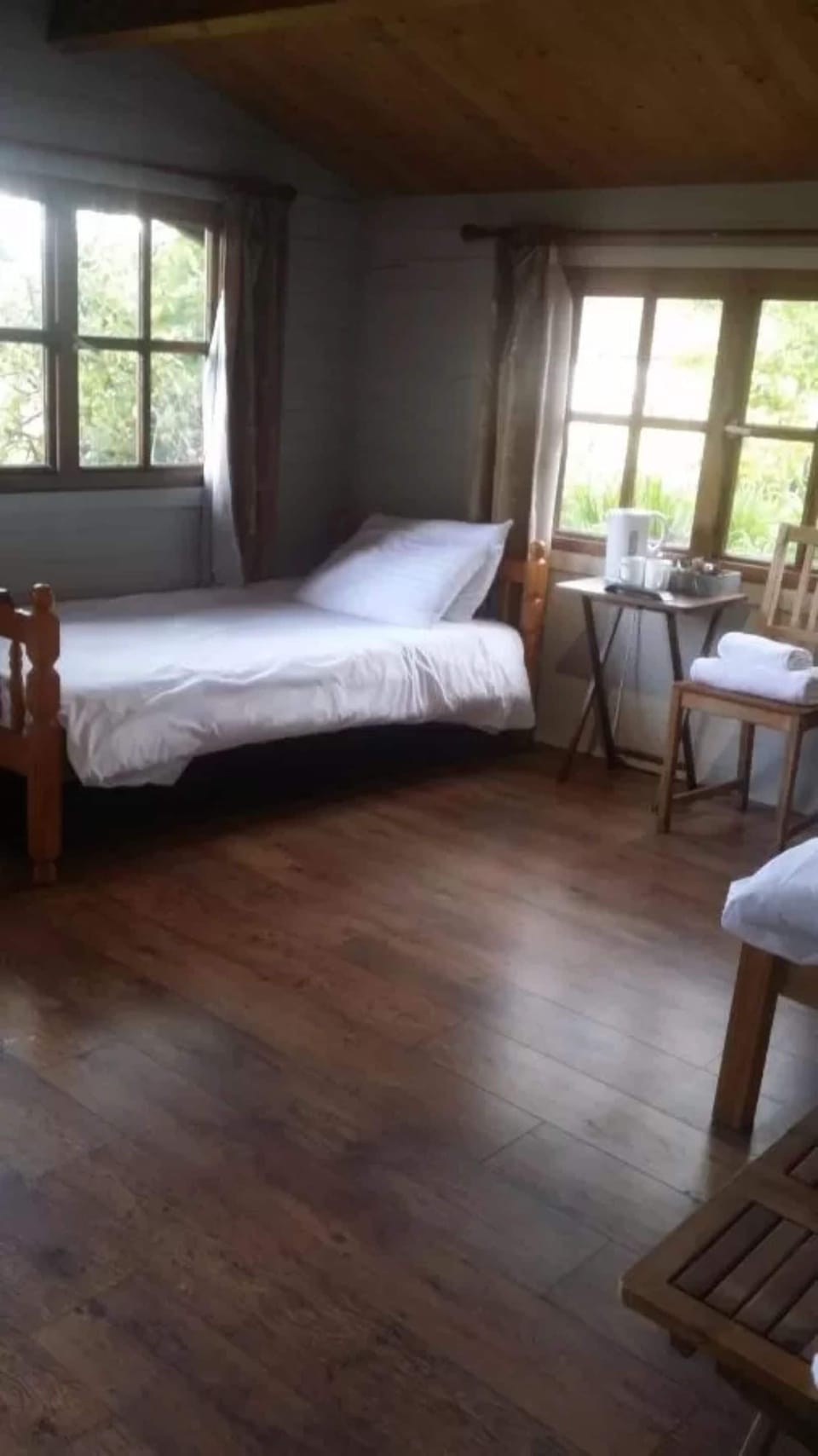 Desk, soundproofing, free WiFi, bed sheets