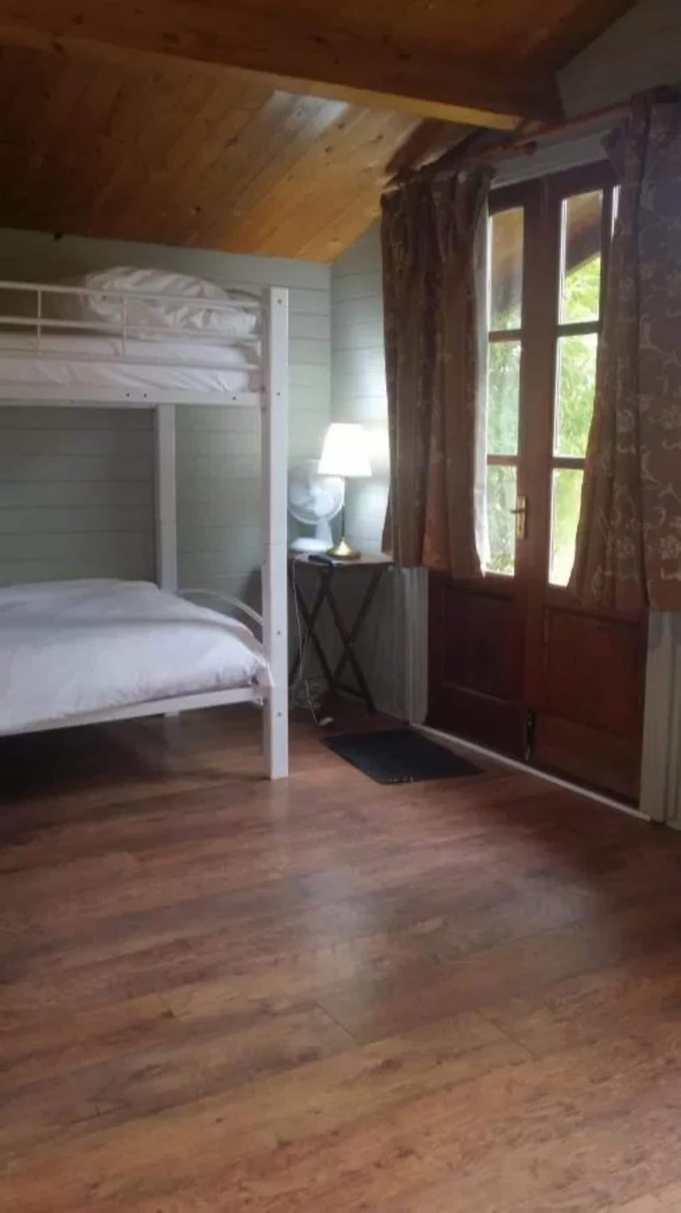 Desk, soundproofing, free WiFi, bed sheets