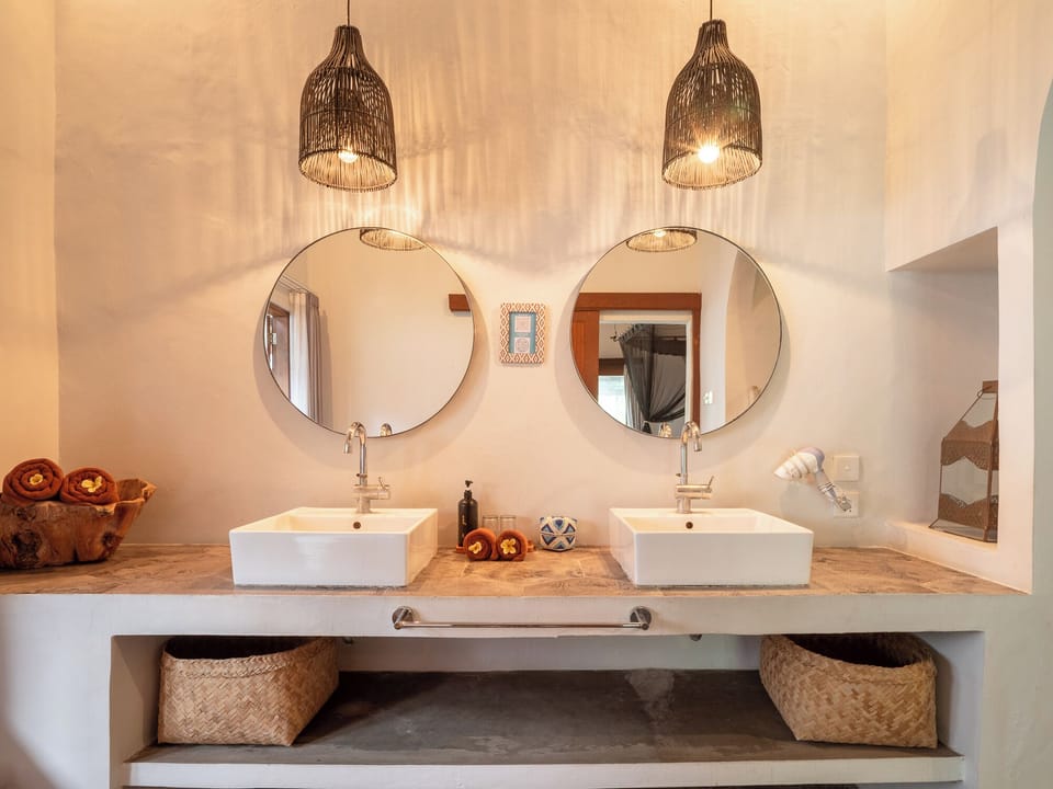 Lila Deluxe Room | Bathroom | Free toiletries, hair dryer, towels, soap
