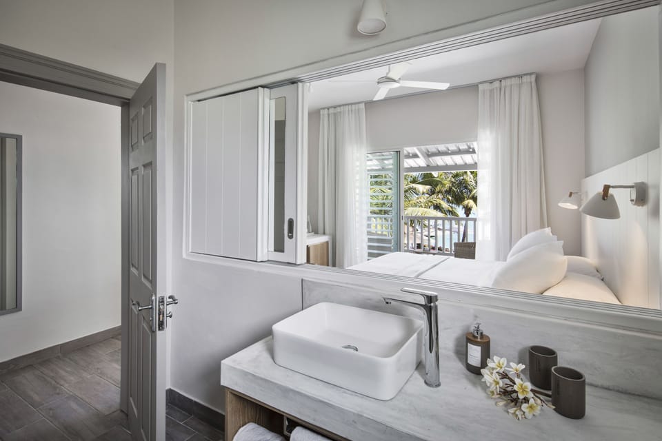 Superior Sea View | Bathroom | Shower, free toiletries, hair dryer, towels