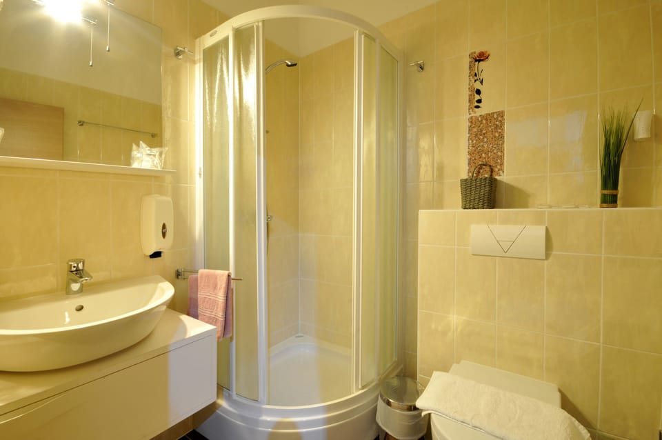 Double Room, Balcony | Bathroom | Shower, free toiletries, hair dryer, towels