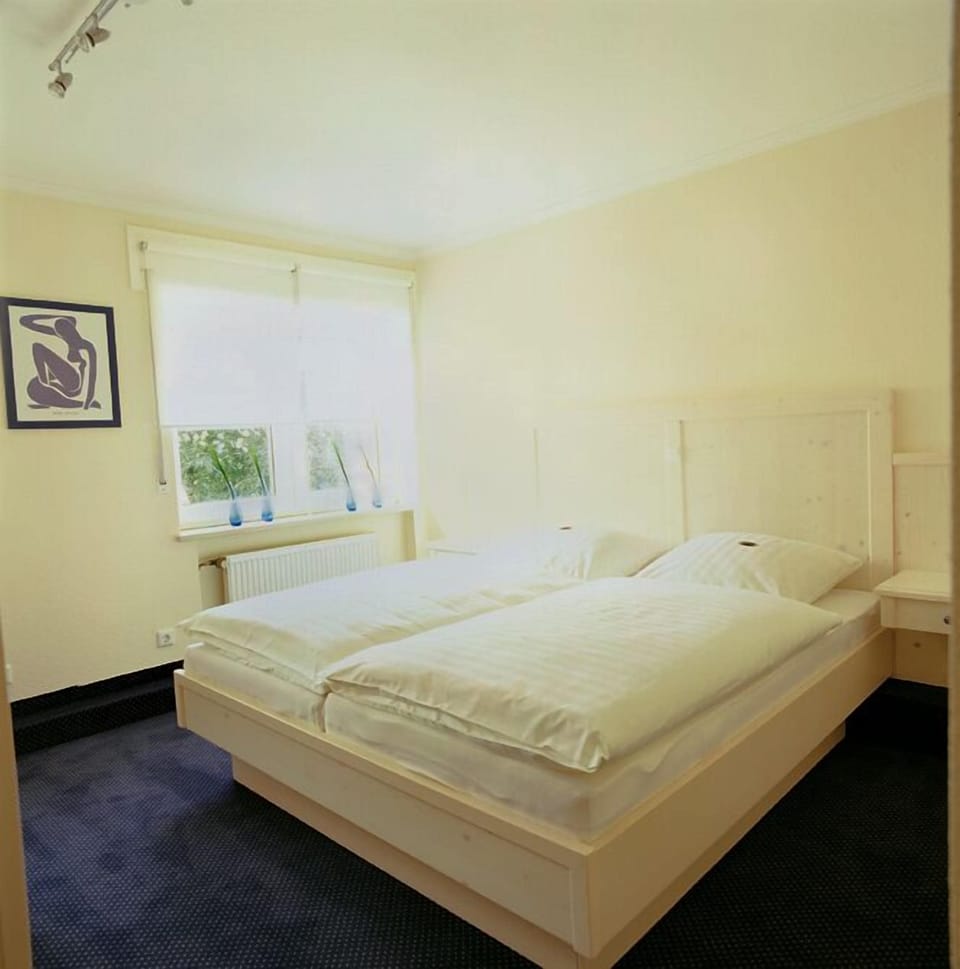 Double Room | Hypo-allergenic bedding, desk, iron/ironing board, free WiFi