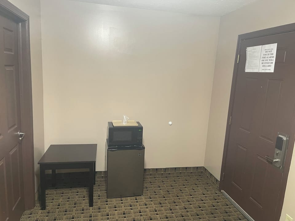 Basic Single Room, 1 Queen Bed | Free WiFi, bed sheets, wheelchair access