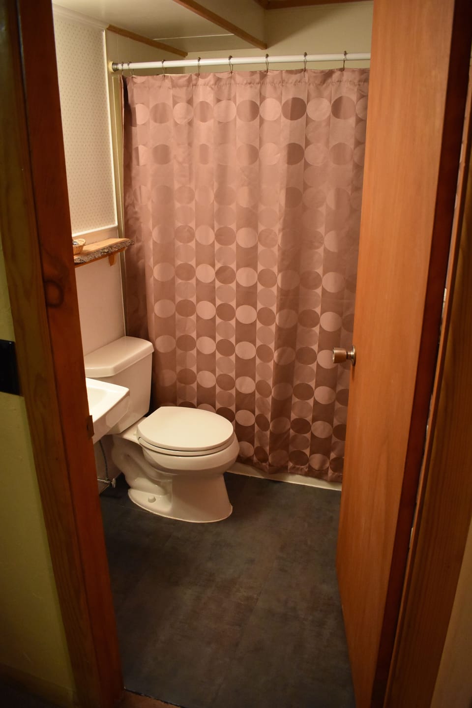 Standard Room, 1 Queen Bed | Bathroom | Combined shower/tub, free toiletries, hair dryer, towels