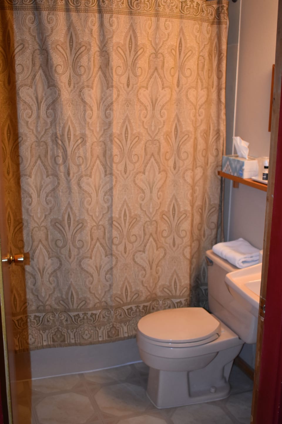 Standard Room, 1 King Bed | Bathroom | Combined shower/tub, free toiletries, hair dryer, towels