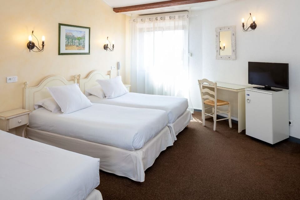Triple Room | Premium bedding, minibar, in-room safe, desk